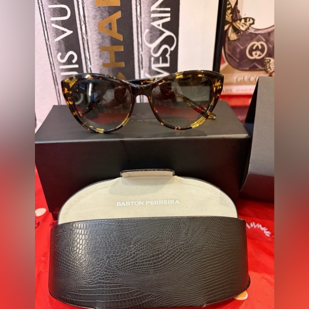 BARTON PERREIRA Tortoise Shell
Sunglasses Case & Magnetic closure w/Cardholder - Picture 5 of 15